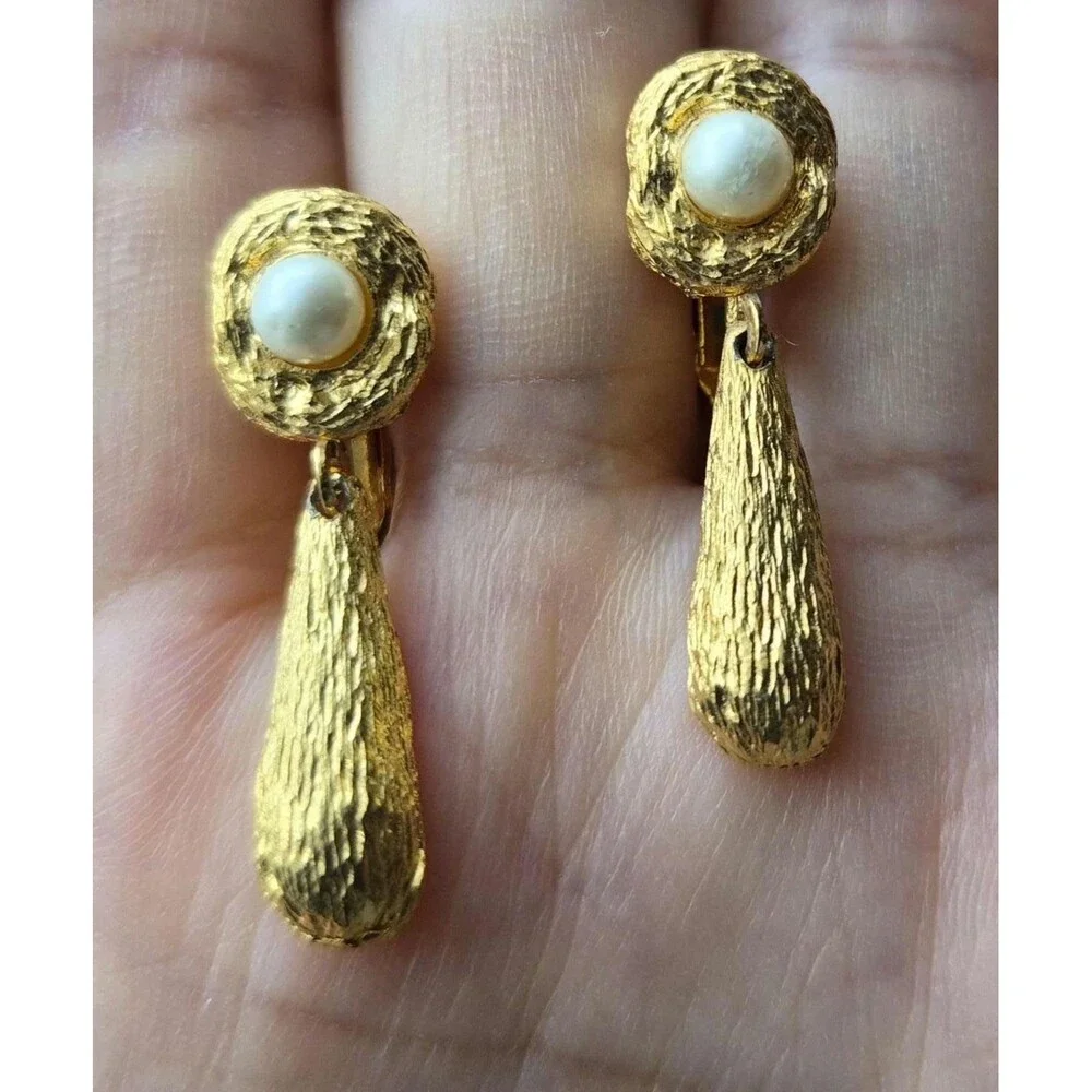 vintage RICHELIEU Texture Gold Faux Pearl Dangle Clip-On Earrings